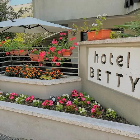 Betty Personal Style And Village 3*